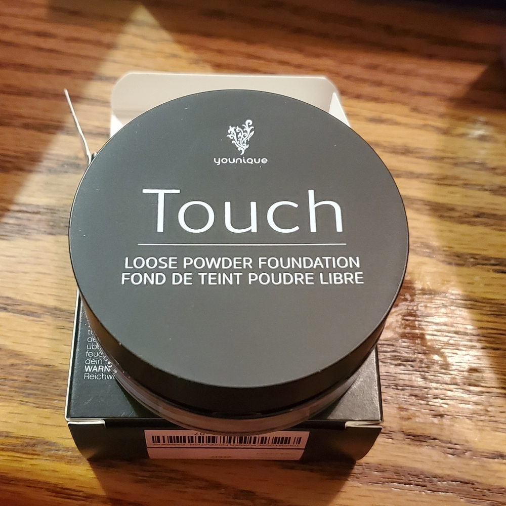 Younique touch loose foundation in scarlet